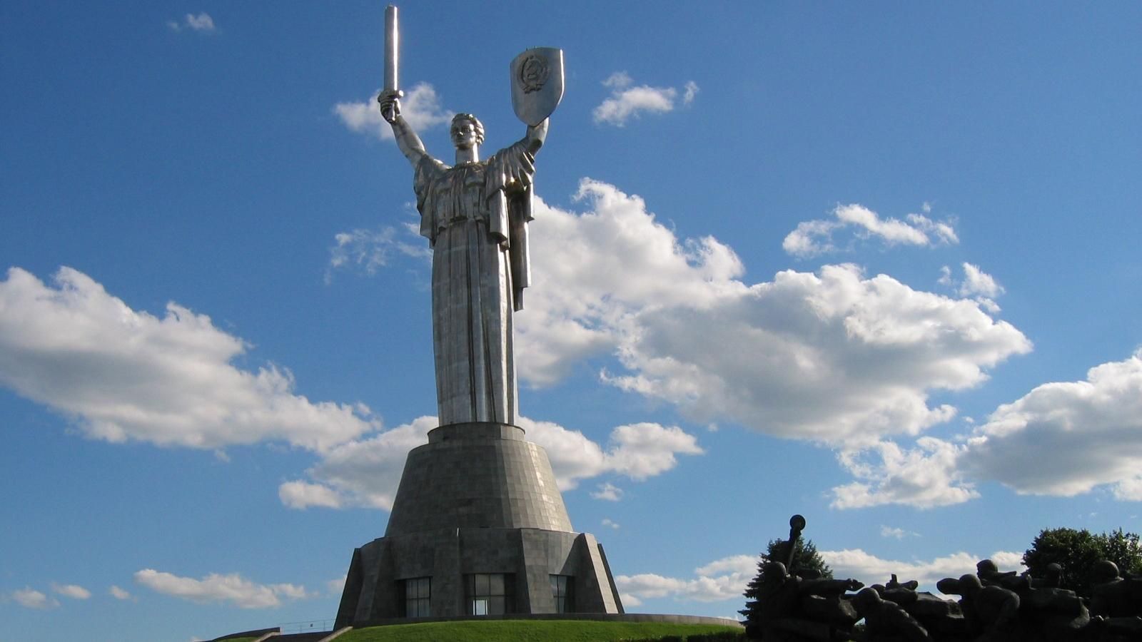 Киев избавляется от советских символов: коснется это прежде всего Родины-матери и моста Патона
