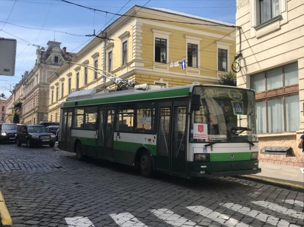 У Чернівцях не курсує громадський транспорт: поліція висаджує пасажирів