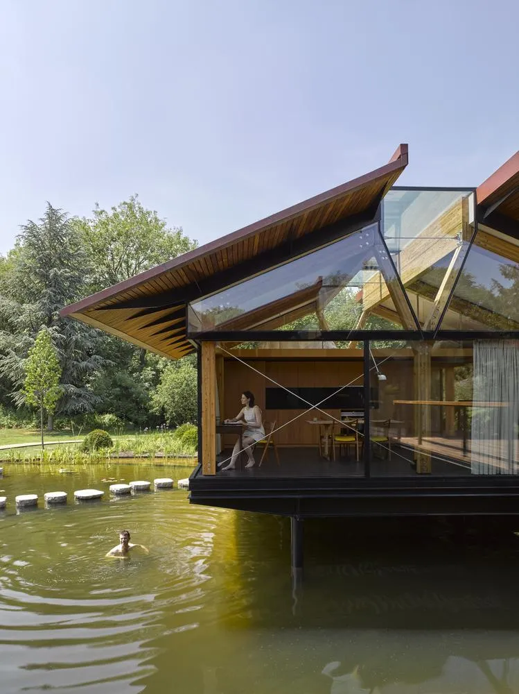 Особливістю будинку є кімнати з майже суцільного скла / Фото Archdaily Особливістю будинку є кімнати з майже суцільного скла / Фото Archdaily