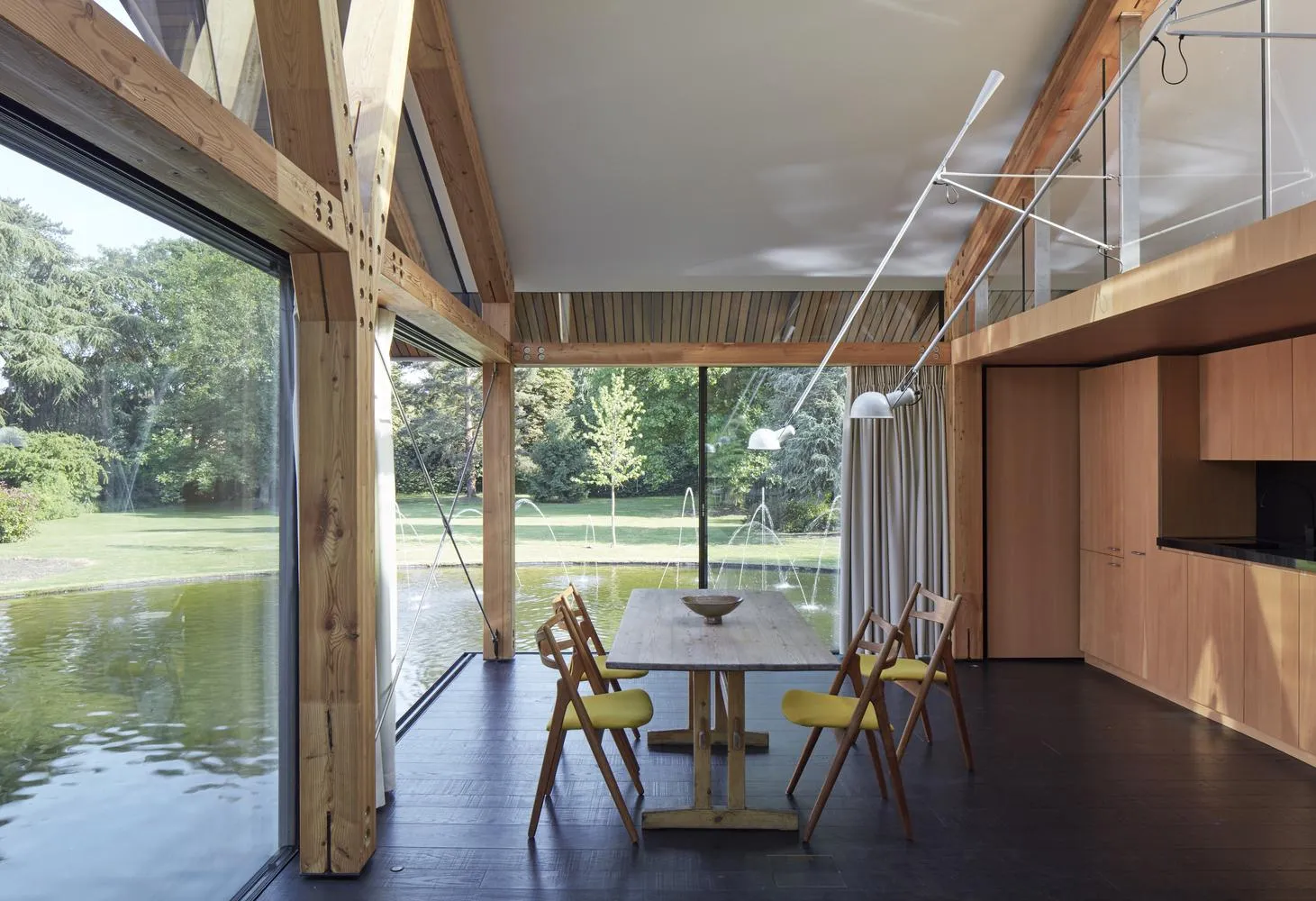 Іноді складається враження, що будинок стоїть на воді / Фото Archdaily Іноді складається враження, що будинок стоїть на воді / Фото Archdaily