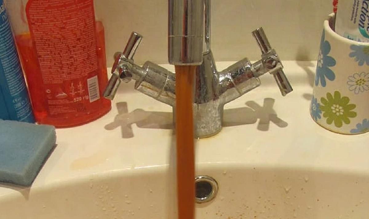 В окупованому Сімферополі з кранів тече вода кольору іржі В окупованому Сімферополі з кранів тече вода кольору іржі