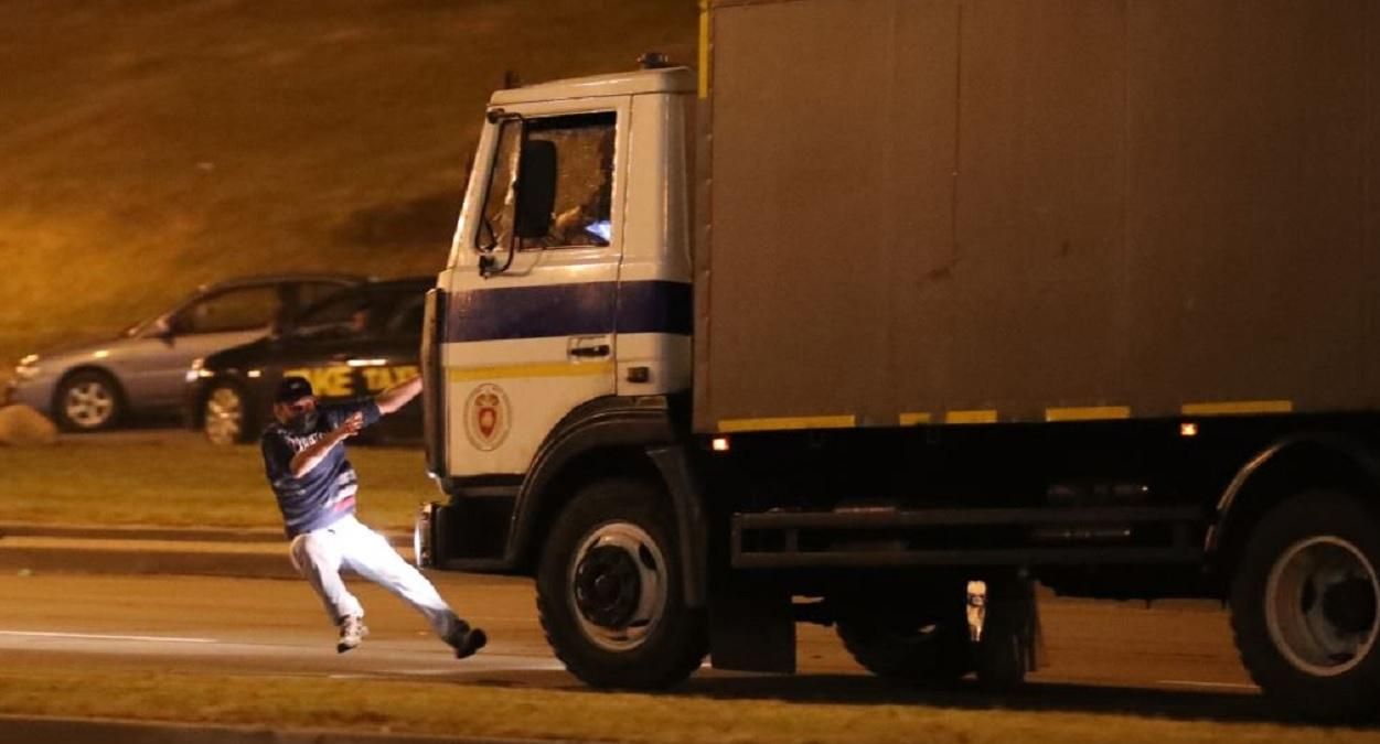 "Люди выли от боли": задержанный минчанин сумел снять видео в автозаке "Люди выли от боли": задержанный минчанин сумел снять видео в автозаке