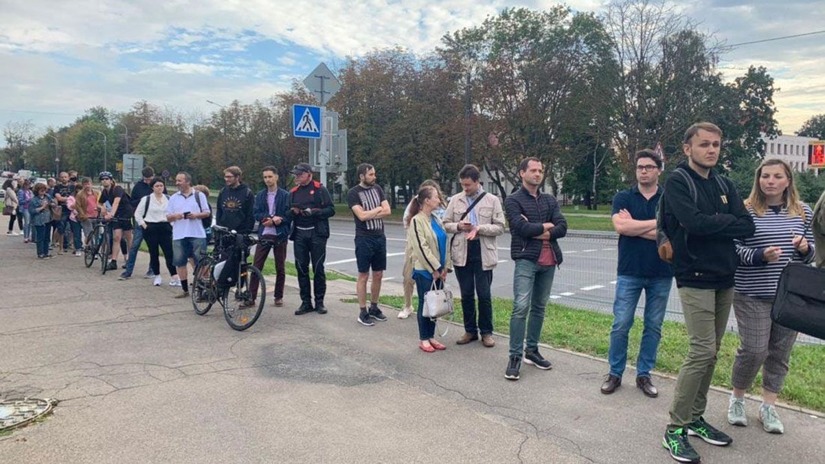 В Минске люди требуют отставки местных депутатов В Минске люди требуют отставки местных депутатов