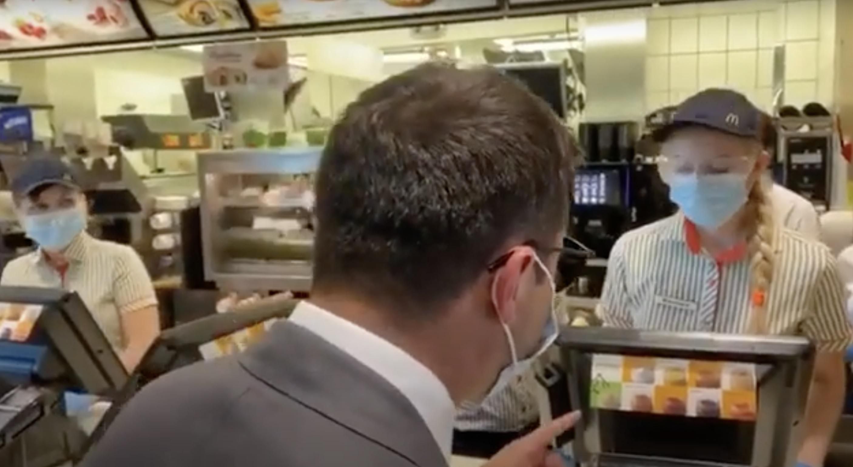 Зеленский в Днепре пообедал в McDonald's: как это было – на видео Зеленский в Днепре пообедал в McDonald's: как это было – на видео