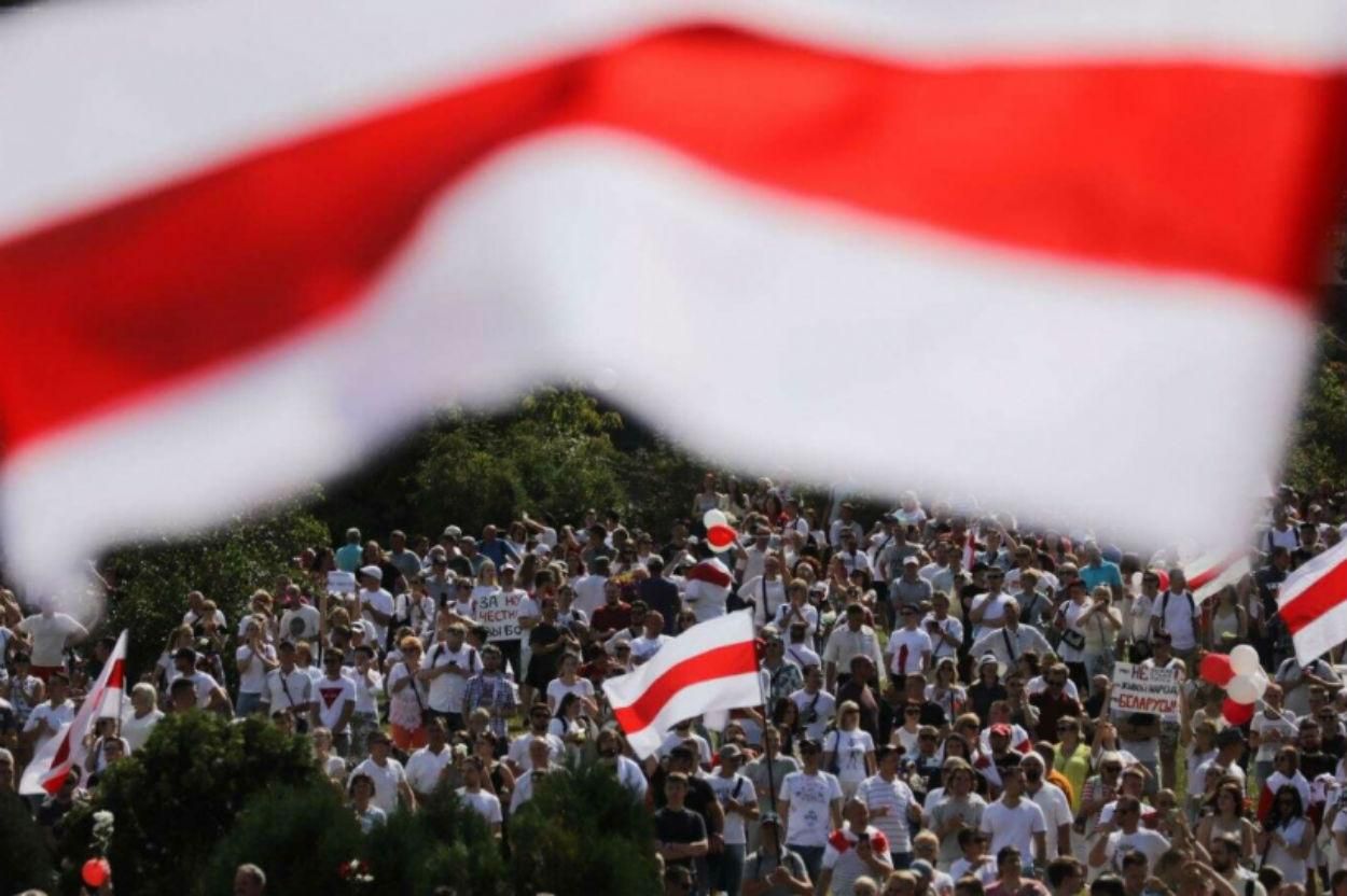 Бабушка отражала национальный флаг у силовиков в Минске: видео Бабушка отражала национальный флаг у силовиков в Минске: видео