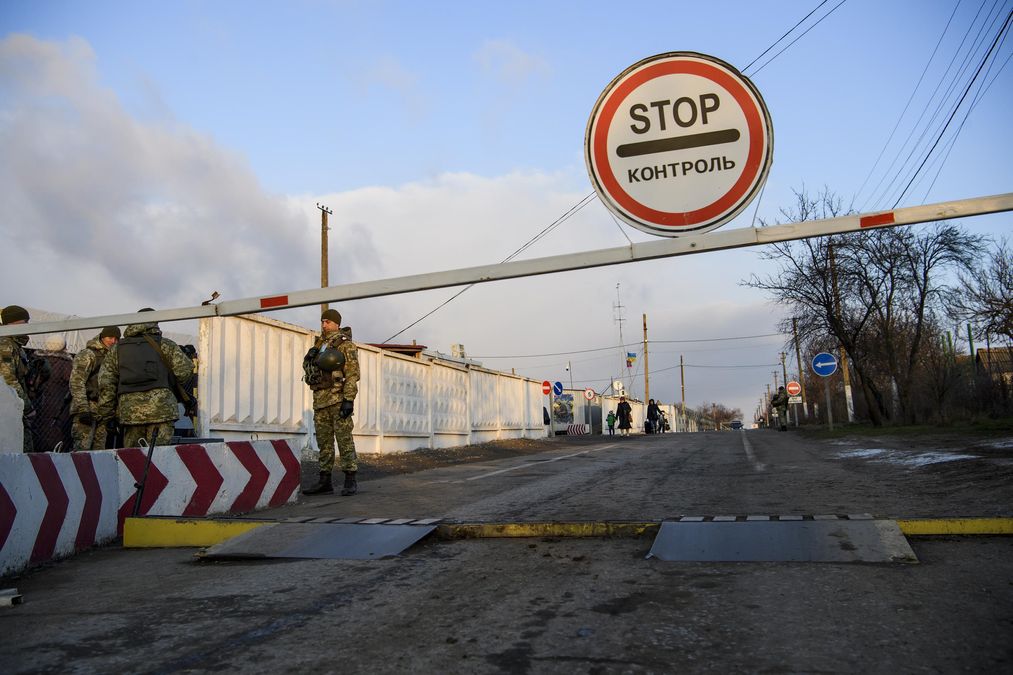 Киев закрыт. Блокпост Украина. Блок пост на границе с Украиной. Граница Крыма с Украиной. Блокпост на границе.