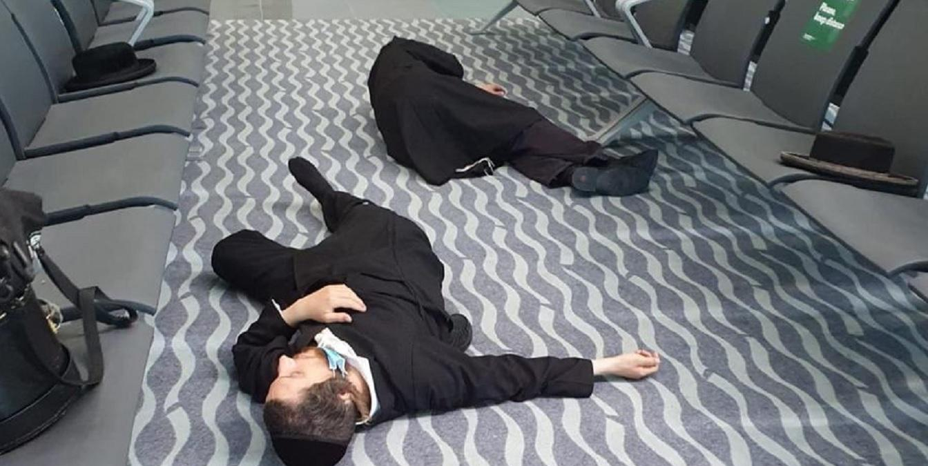 Сотни хасидов находятся в аэропортах Украины: некоторые из них спят на полу – фото, видео