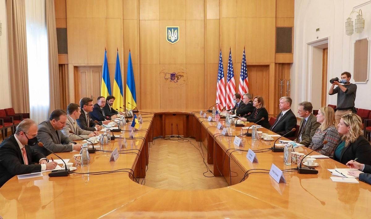 Заступник Помпео зустрівся членами Кабміну: що обговорили Заступник Помпео зустрівся членами Кабміну: що обговорили