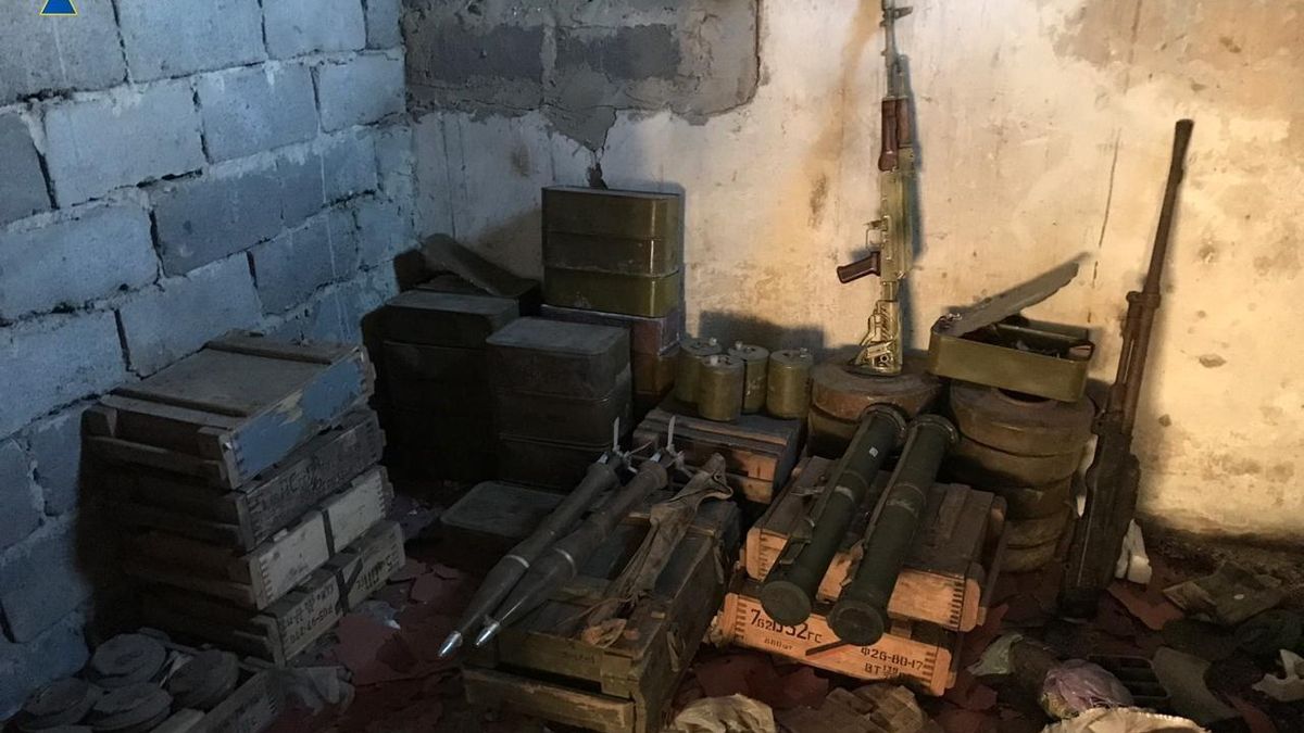 На Донетчине обнаружили тайник с арсеналом оружия: кому он принадлежит – фото На Донетчине обнаружили тайник с арсеналом оружия: кому он принадлежит – фото