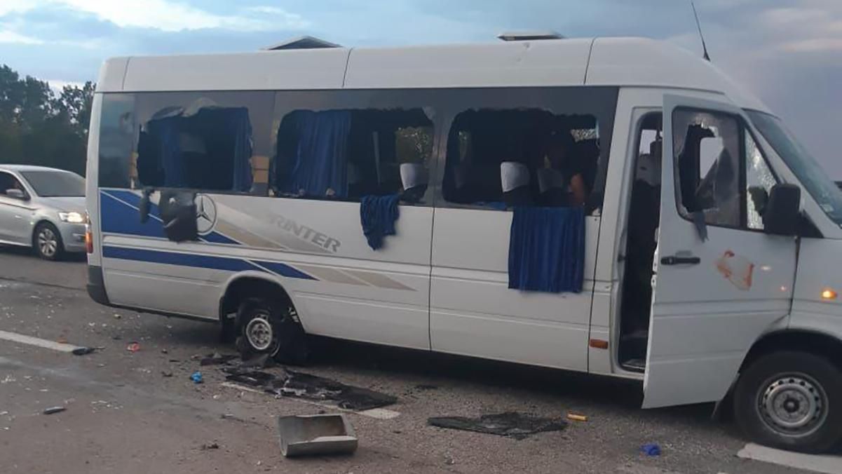 Під Харковом розстріляли  автобус: Кива заявив, що є загиблі – поліція каже лише про поранених