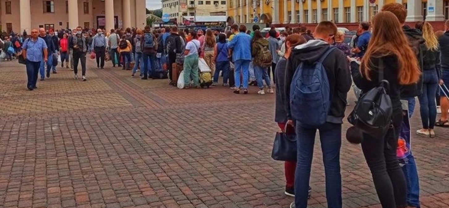 В Киеве возле станции метро Вокзальная очередь 28.08.2020 - фото В Киеве возле станции метро Вокзальная очередь 28.08.2020 - фото
