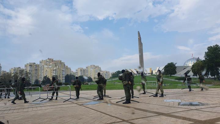 Меморіал у Мінську оточили військові