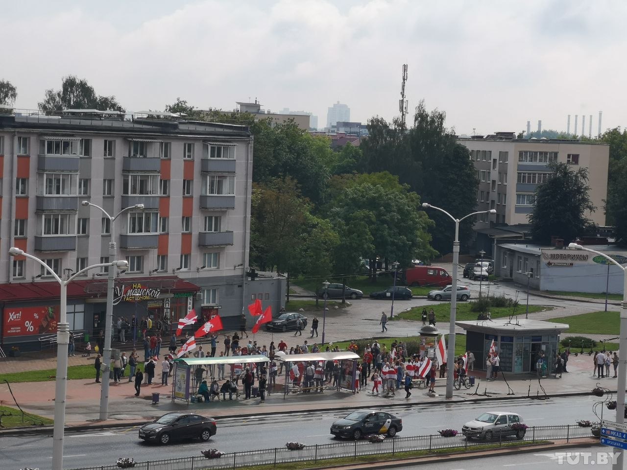 Люди зібралися біля метро у Мінську