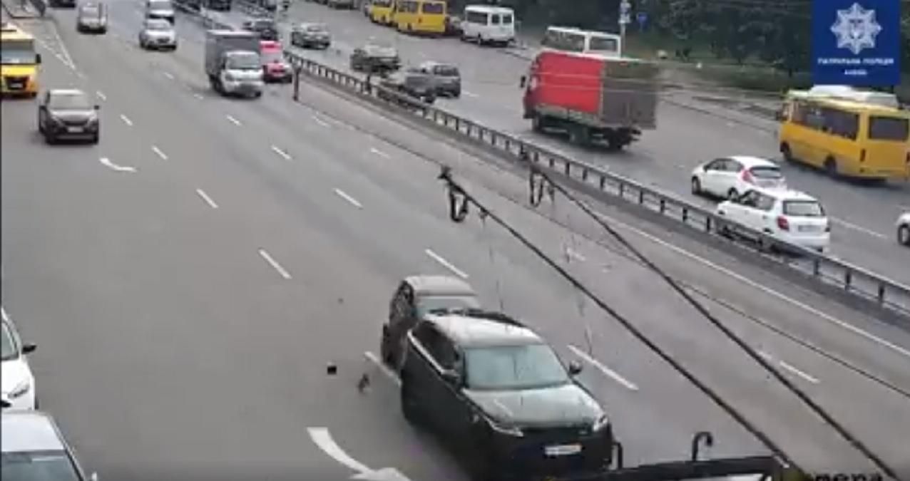 У Києві п’яна водійка на Smart влетіла у Land Rover: відео