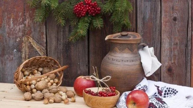 На Третій (Горіховий Спас) у церкві святять горіхи На Третій (Горіховий Спас) у церкві святять горіхи