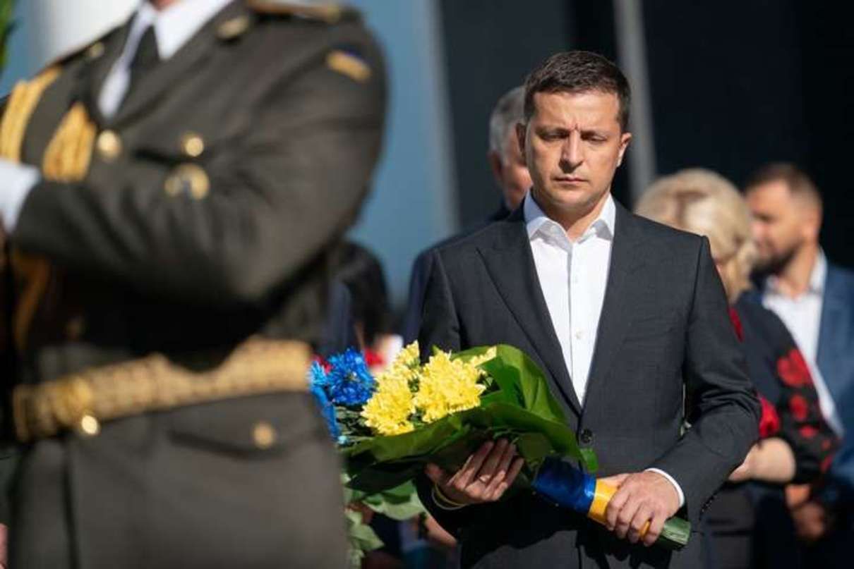  Зеленский почтил память погибших защитников Украины: видео