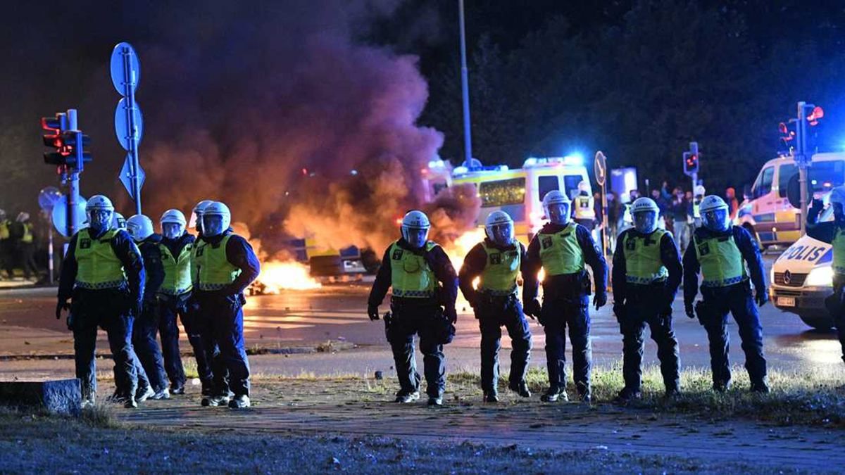 Заворушення у Швеції: активісти спалили Коран у Мальме – фото 