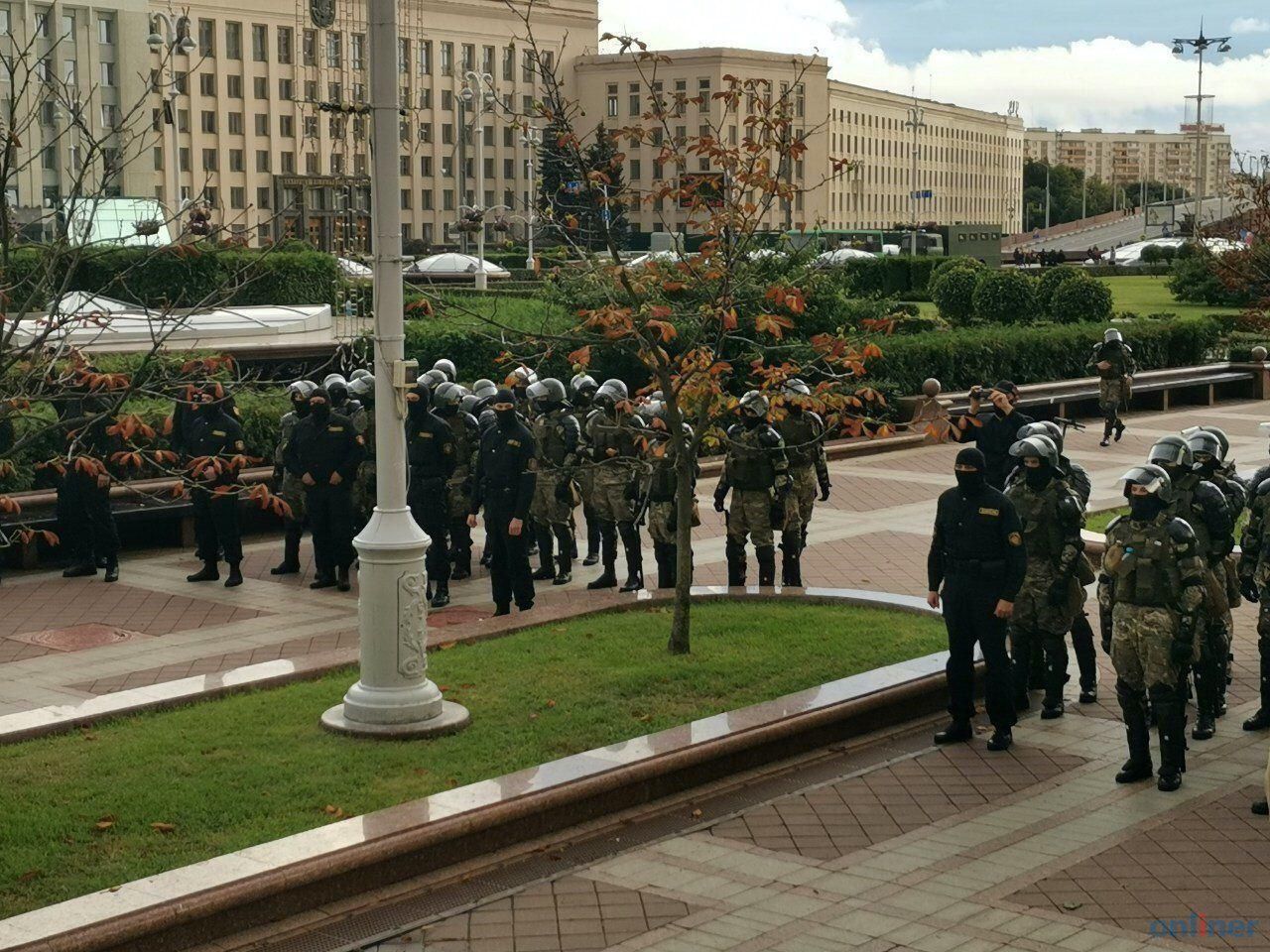 З акції – до автозаку: скільки людей затримали під час протестів у Білорусі