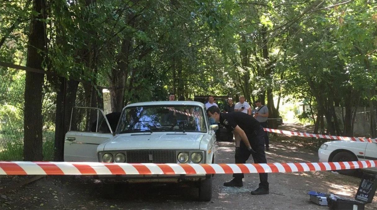 Вибух гранати в авто у Дніпрі: водію відірвало руки, він помер – фото 