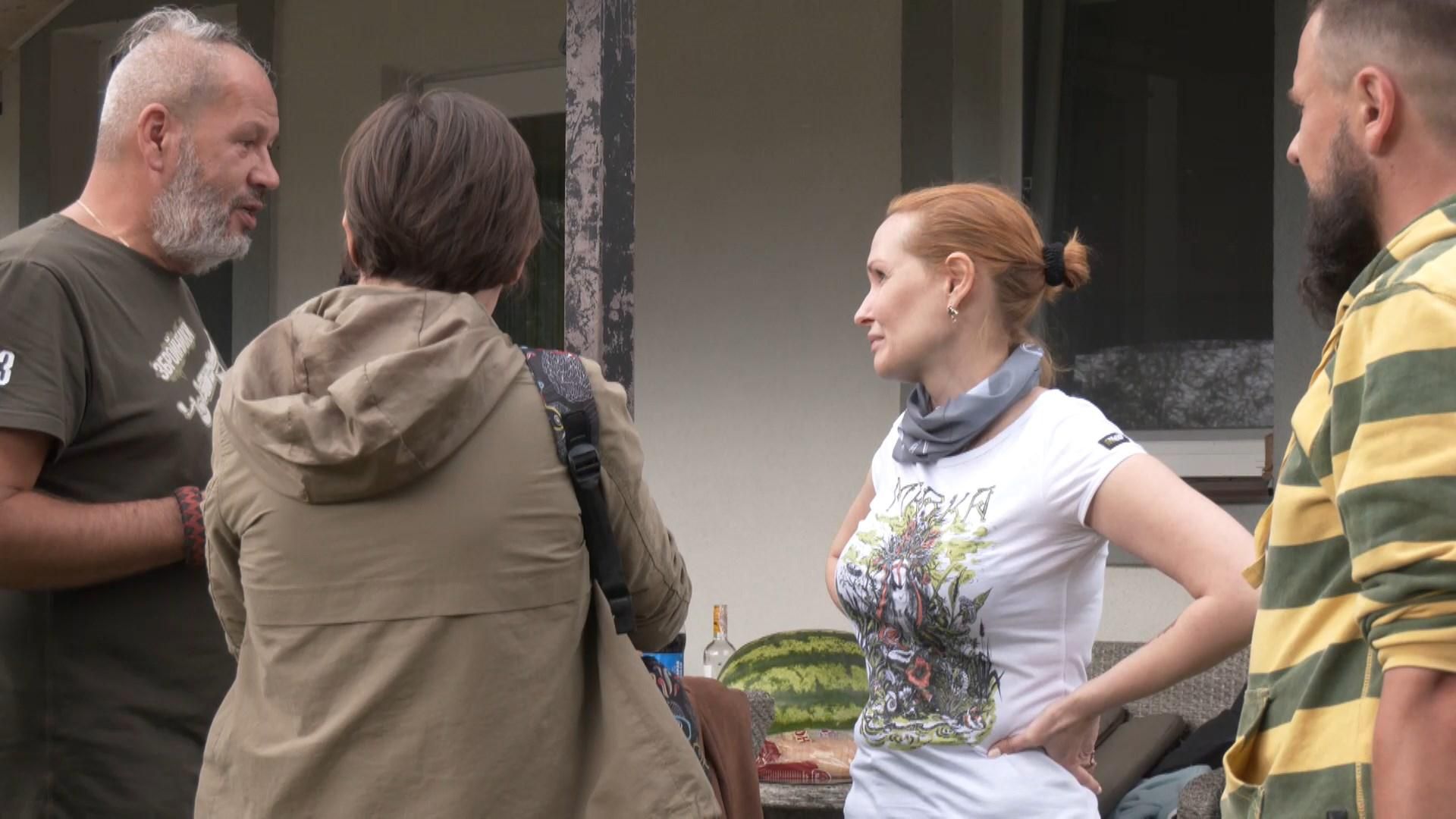 Справа Шеремета: як підозрювану Кузьменко вітали з поверненням додому – яскраві фото Справа Шеремета: як підозрювану Кузьменко вітали з поверненням додому – яскраві фото