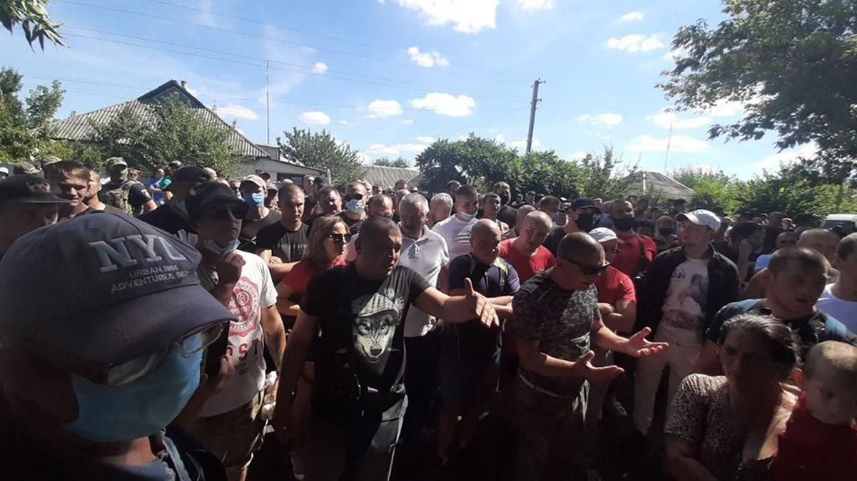 В селе на Харьковщине требуют выселить общину ромов: фото, видео В селе на Харьковщине требуют выселить общину ромов: фото, видео