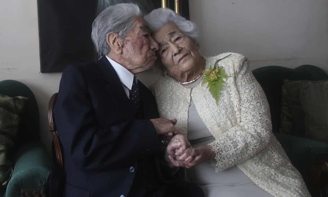 На двоих 215 лет: супруги из Эквадора стали самой старой парой в мире