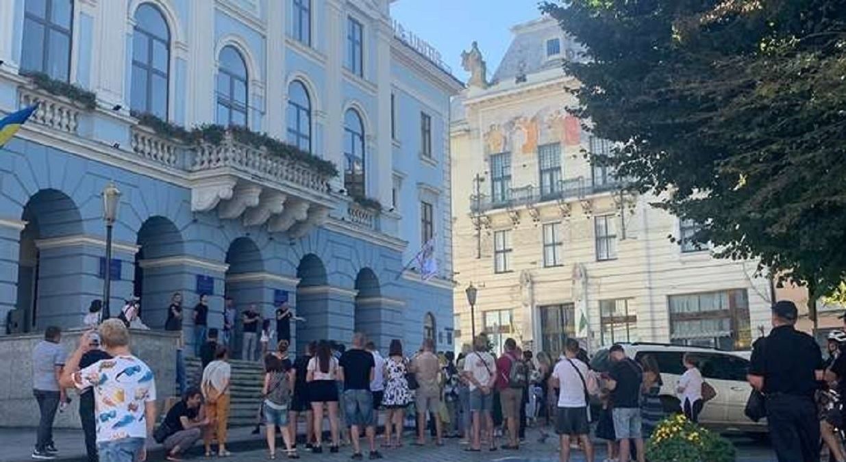 В Черновцах протестуют против карантина 29.08.2020: фото В Черновцах протестуют против карантина 29.08.2020: фото