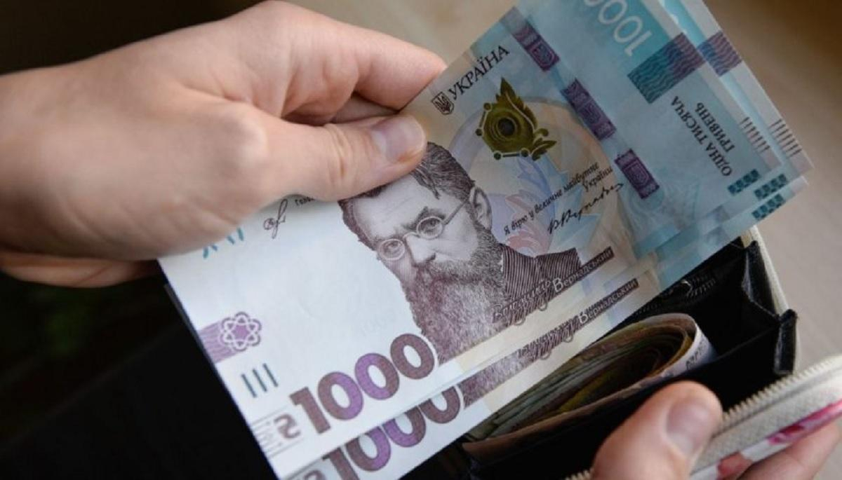 Шмыгаль назвал зарплату украинцев в 2022: размер
