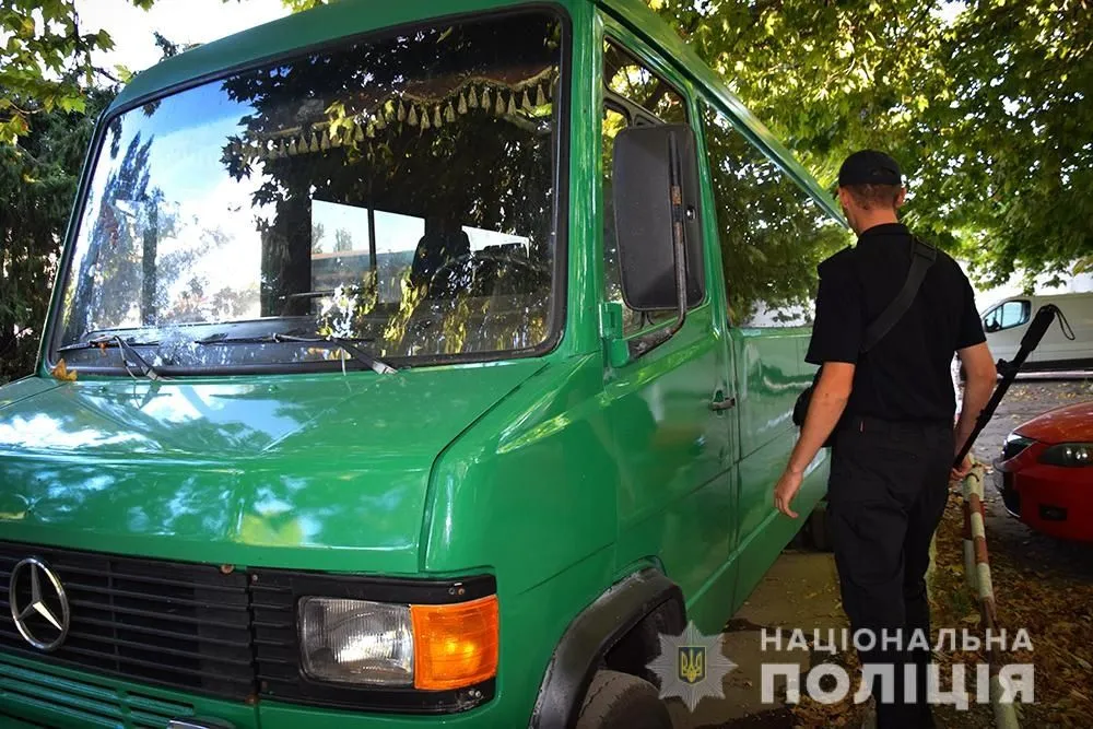 На Миколаївщині зловмисник заявив про замінування автобуса і автівки