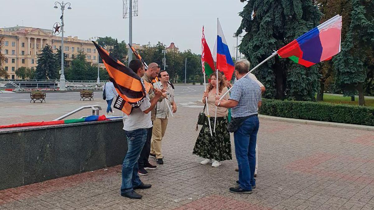 Російські триколори та георгіївські прапори: у Мінську помітили мітингувальників із Москви