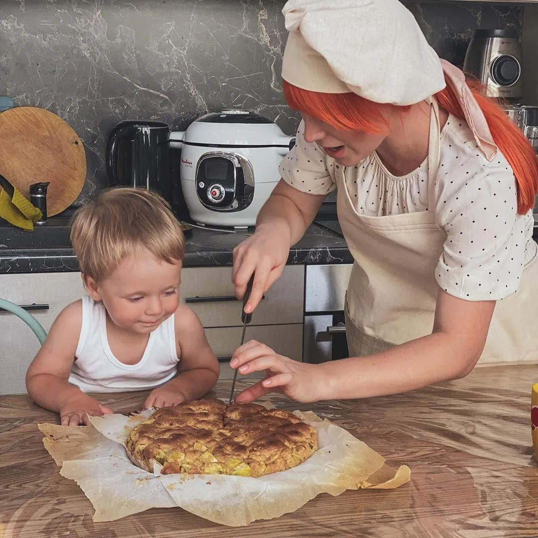 Світлана Тарабарова спекла пиріг разом з сином