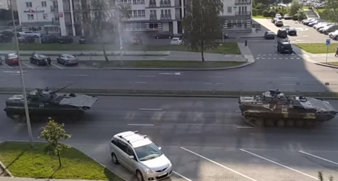 Военная техника БТР и БМП в Минске 30 августа 2020: видео