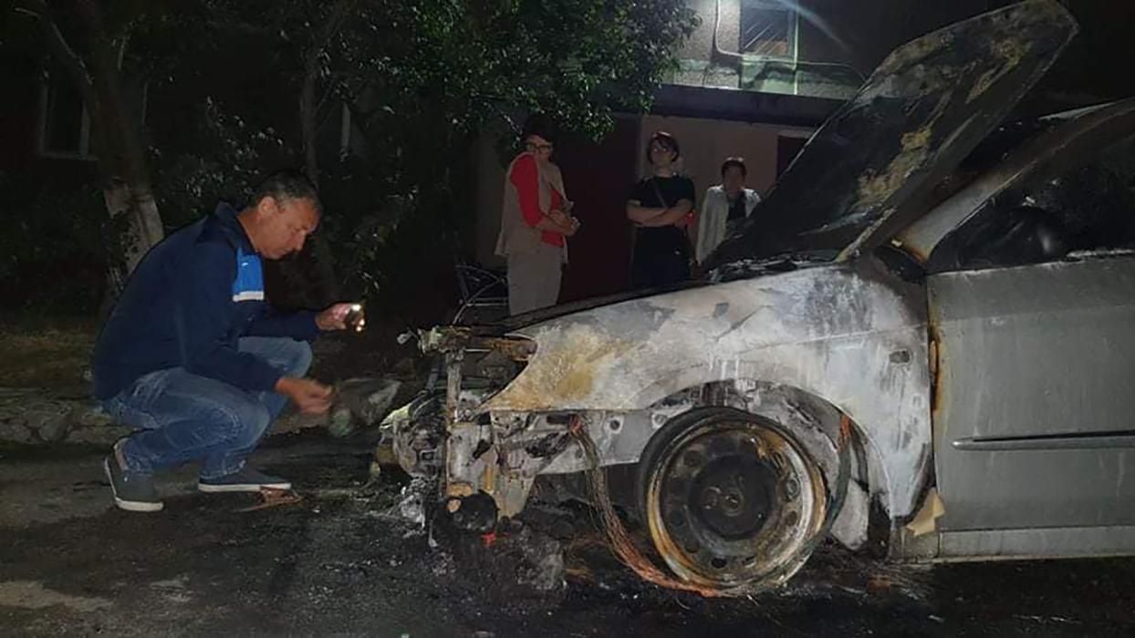 Підпал авто "Схем": поліція опублікувала фото й імена розшукуваних осіб