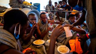 Лодка с мигрантами загорелась возле Италии: есть погибшие и пропавшие без вести