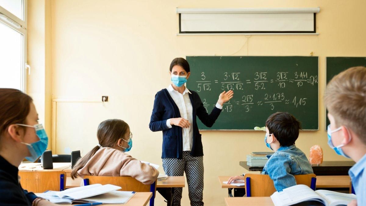 Как будут работать учителя во время пандемии: правила и требования