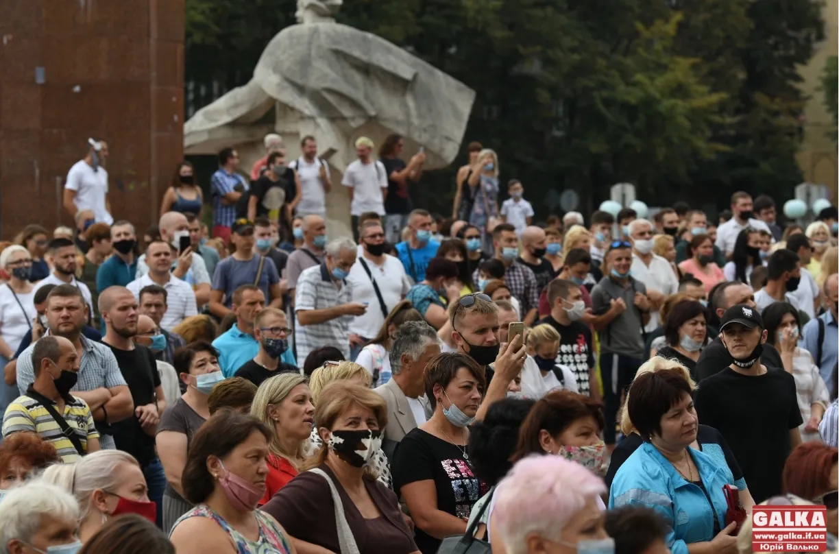 Під Івано-Франківською ОДА люди протестують проти червоної зони