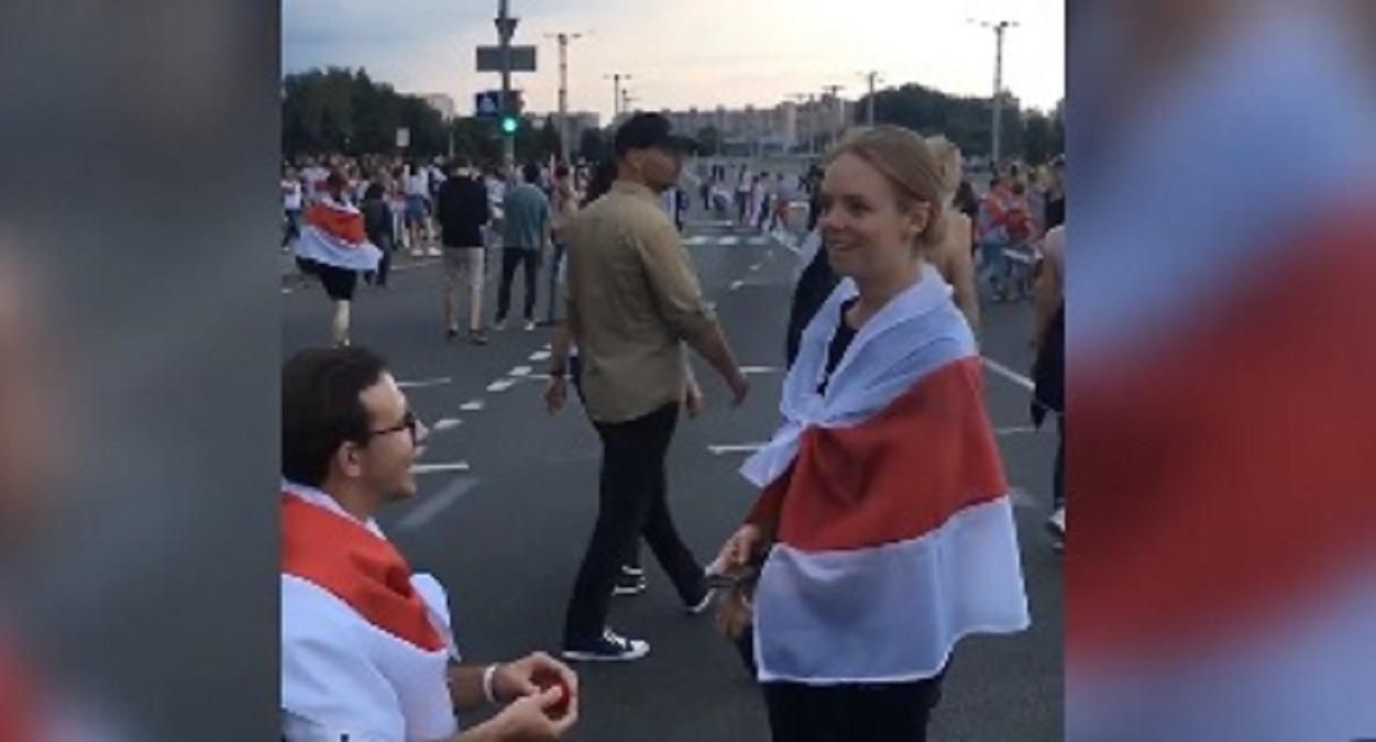 У Білорусі хлопець зробив пропозицію дівчині під час маршу: відео