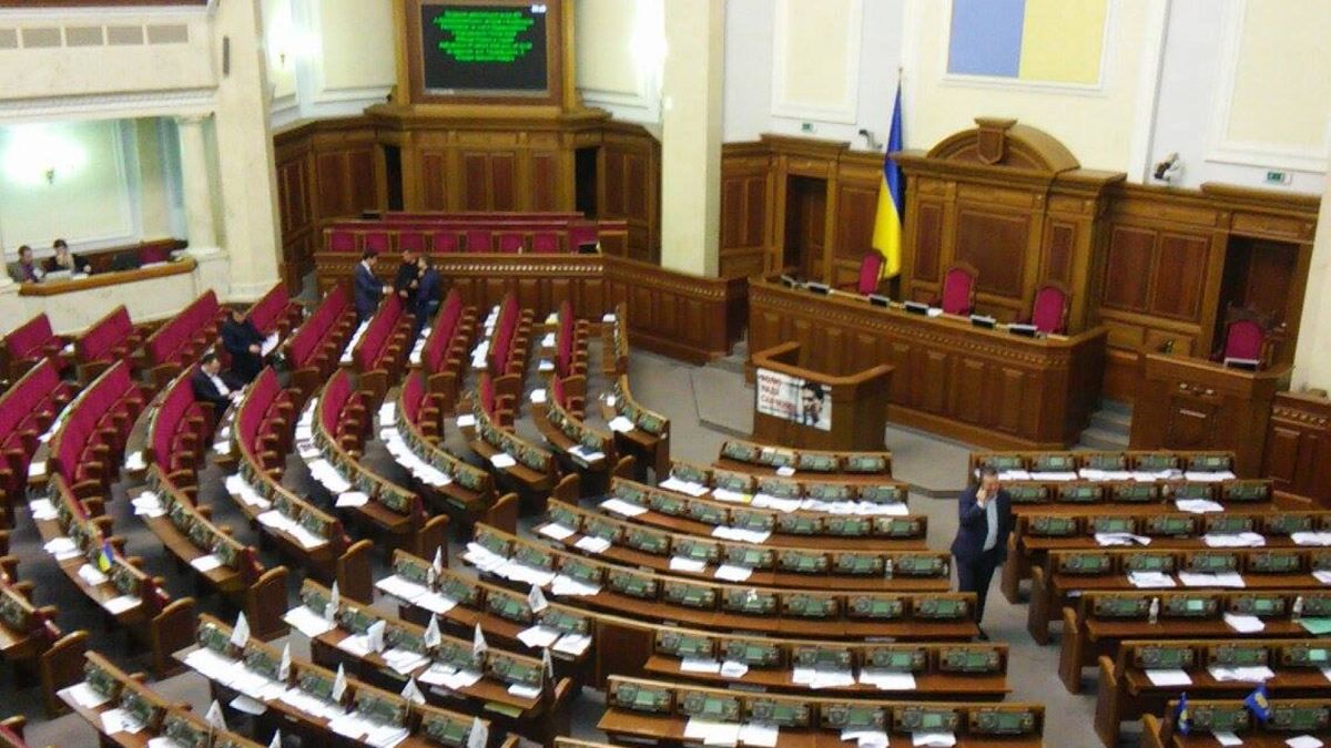 Прогульники у Раді: які фракції найчастіше за рік пропускали засідання