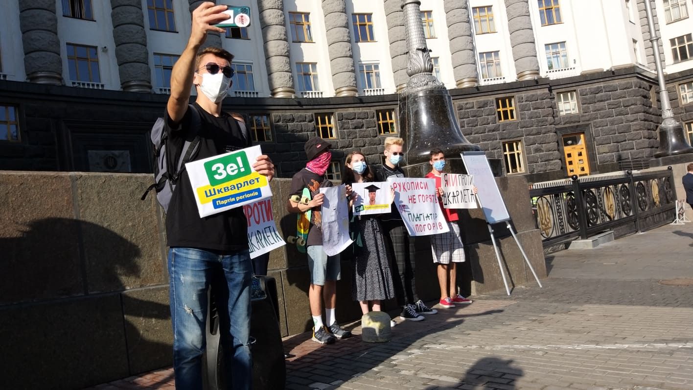 Акція проти Сергія Шкарлета під Кабміном 1 вересня 2020: відео Акція проти Сергія Шкарлета під Кабміном 1 вересня 2020: відео