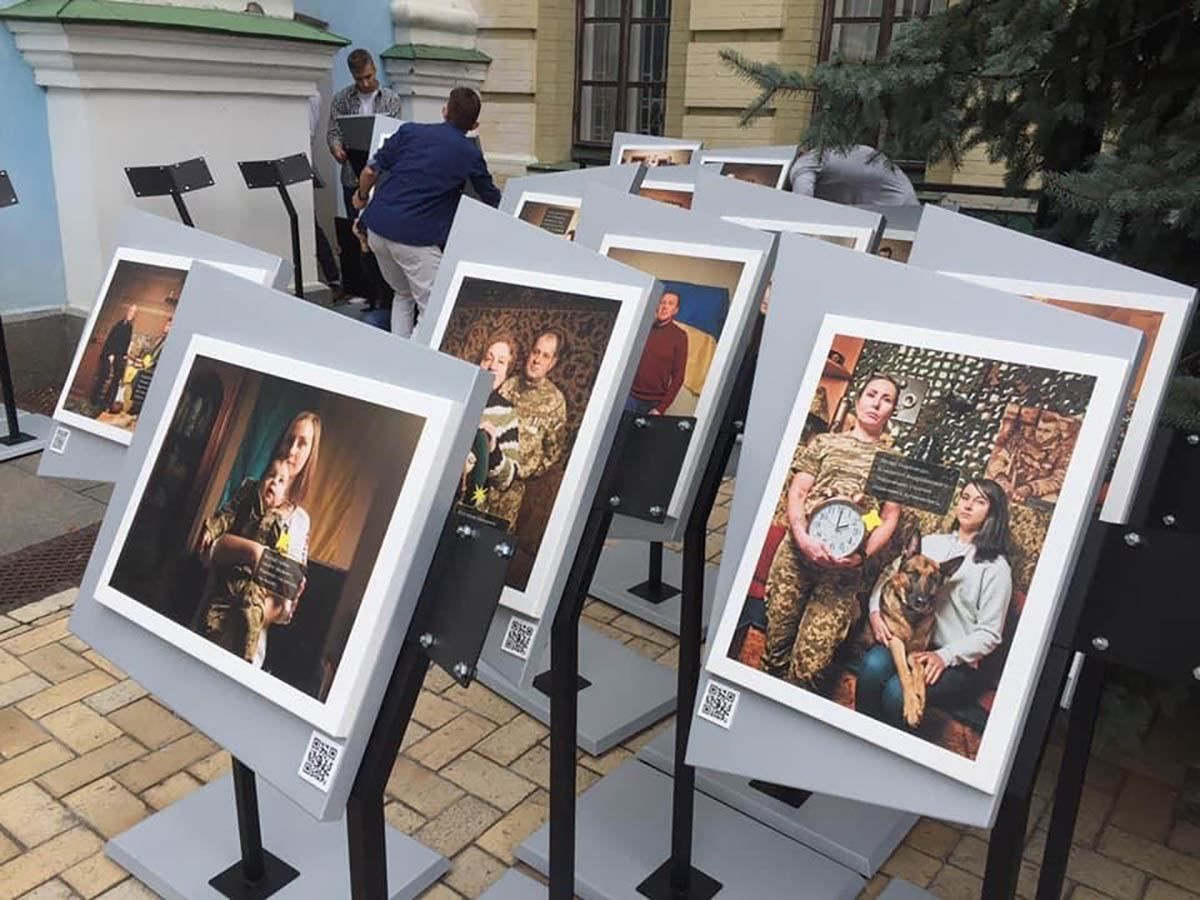 Історії українських військових у фотографіях: зворушливу експозицію представили у Києві