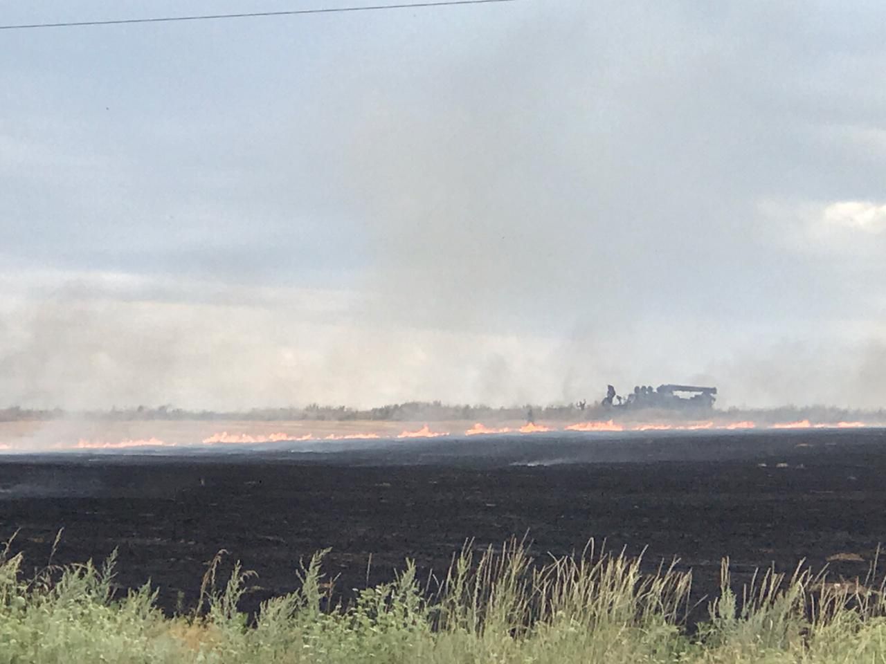 Пожежа на лінії розмежування: 10 вибухів, поранений рятувальникик