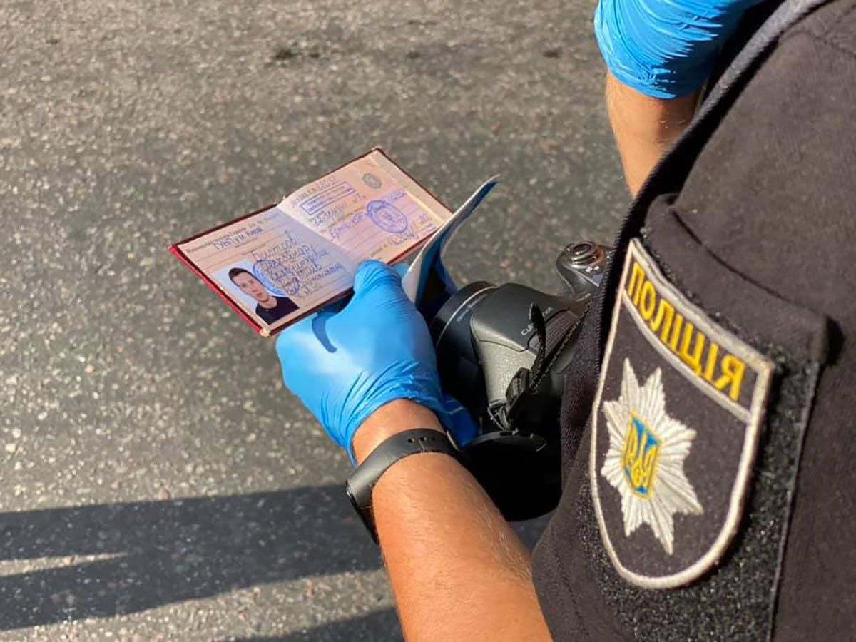 Поліцейського, який напав на подружжя блогерів у Києві, звільнили: деталі Поліцейського, який напав на подружжя блогерів у Києві, звільнили: деталі