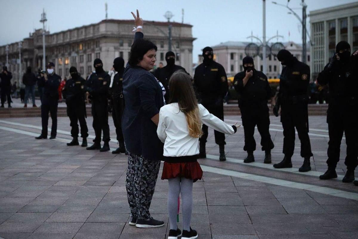 Митингующие в Беларуси используют новую тактику против силовиков: трогательные фото, видео