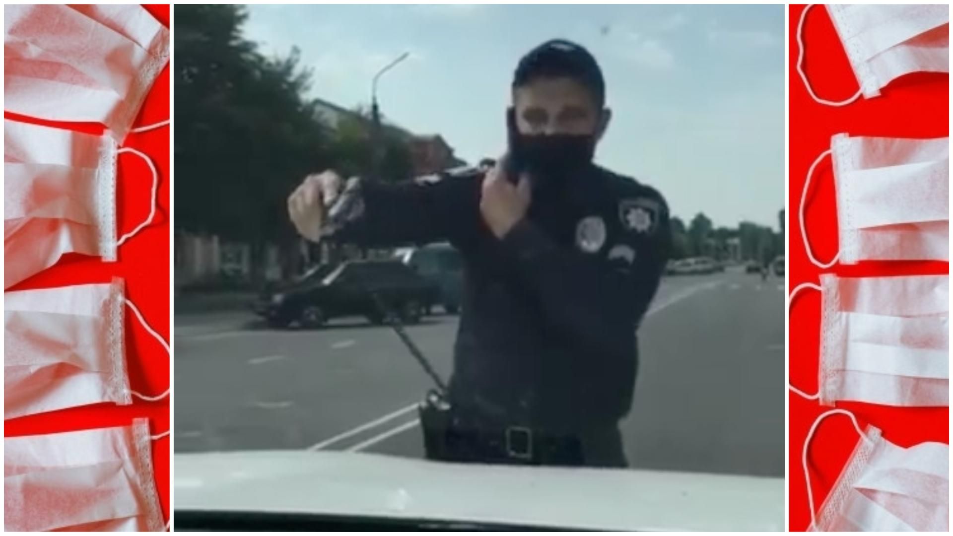 Поліцейський погрожував зброєю жінкам, які зайшли в магазин без маски Поліцейський погрожував зброєю жінкам, які зайшли в магазин без маски