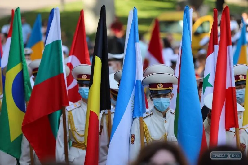 В честь іноземних гостей пройшов парад країн, які беруть участь у святкуванні