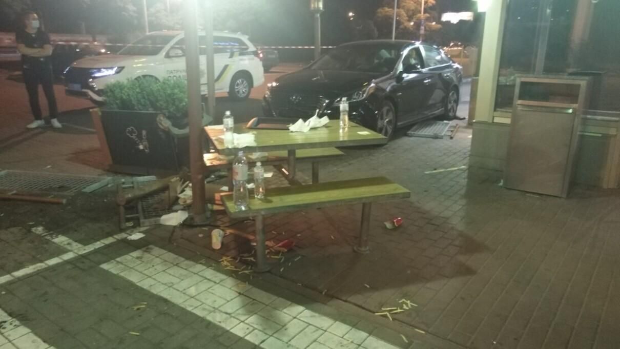 ДТП на террасе McDonald's в Киеве 1 сентября 2020: фото, видео ДТП на террасе McDonald's в Киеве 1 сентября 2020: фото, видео