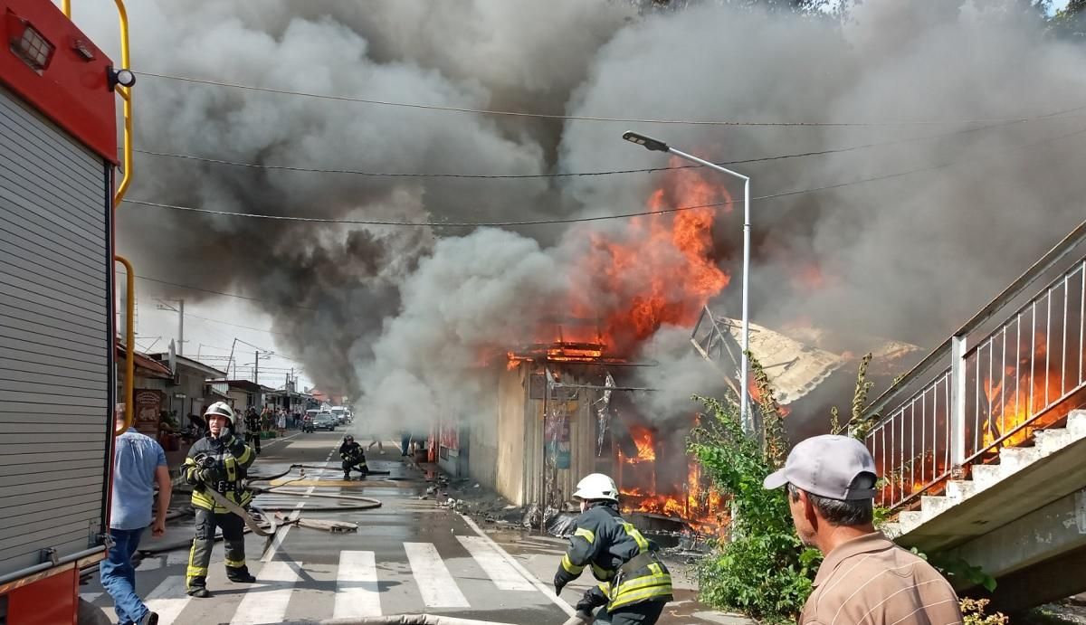 На Киевщине загорелся магазин на рынке 02.09.2020: фото, видео