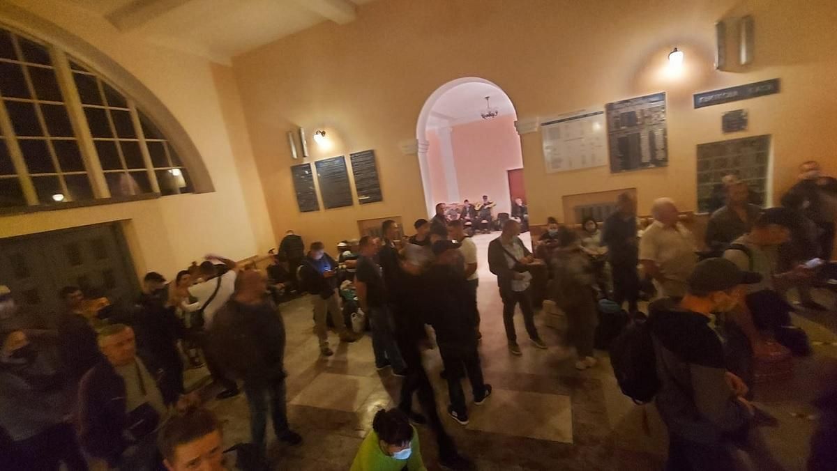 На вокзалі у Галичі скупчилися сотні пасажирів з Франківська