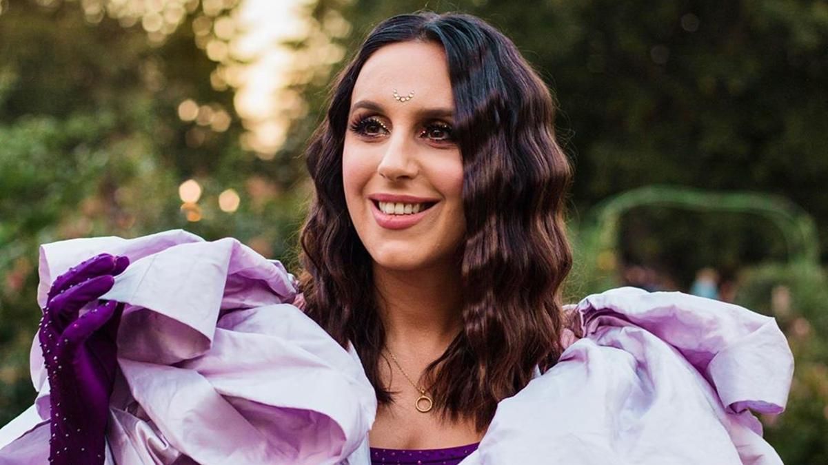 У стильній сукні в горох: Джамала вразила ідеальним повсякденним образом – фото