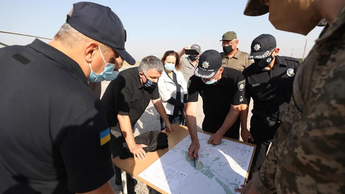 Масштабні пожежі на Харківщині: Аваков прилетів на місце подій Масштабні пожежі на Харківщині: Аваков прилетів на місце подій